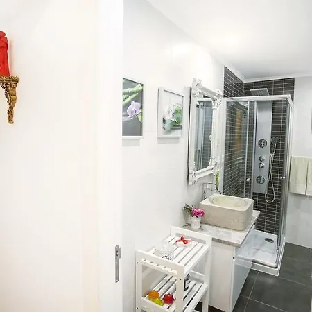 Typical Bairro Alto Lisbona